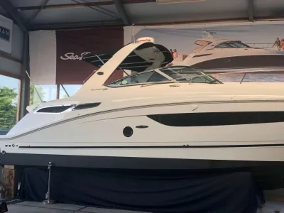 witte sportcruiser in showroom