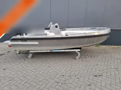aluminium sloep op kar naast muur