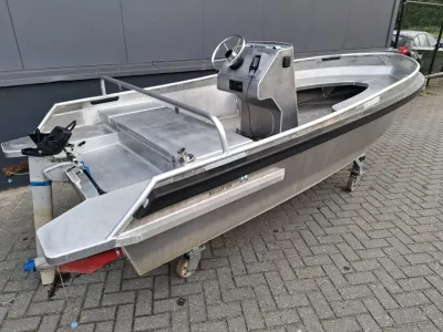 zijkant van aluminium sloep op kade