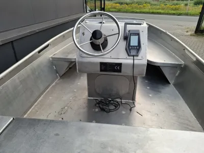 interieur van aluminium sloep met stuurconsole