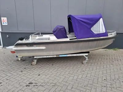 aluminium sloep met paars kapzeil
