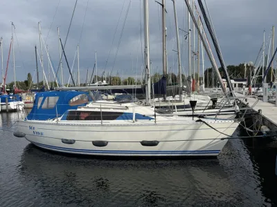 zeiljacht aangemeerd in jachthaven