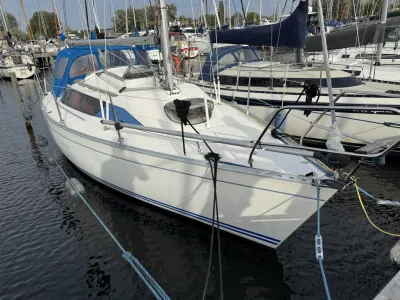 zeiljacht in jachthaven, boeg en kuip