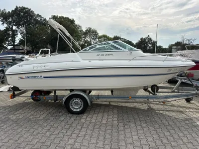 motorboot op trailer op parkeerplaats