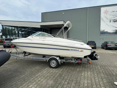 motorboot op trailer bij bedrijfspand