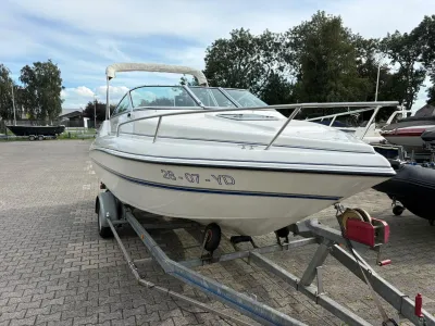 motorboot op trailer in opslagplaats