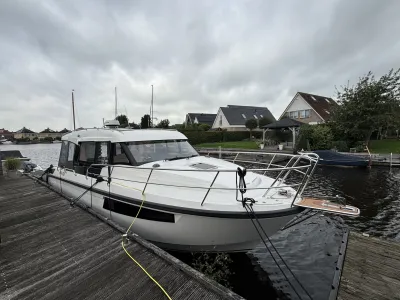 motorjacht afgemeerd bij steiger