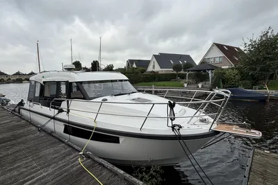 motorboot afgemeerd bij steiger