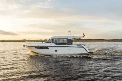 Wit motorjacht varend op open water