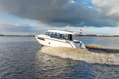 witte motorboot varend op water