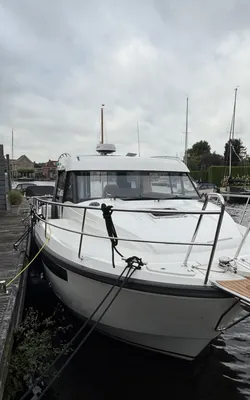 motorjacht afgemeerd bij steiger