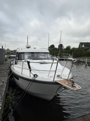 motorjacht aangemeerd in jachthaven