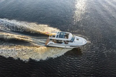 varend motorjacht op water