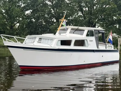 witte motorcruiser op water met kajuit