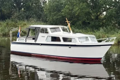 witte motorboot op rustig water