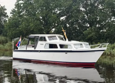 witte motorcruiser op rustig water