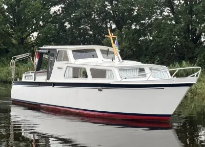 witte motorboot op stil water