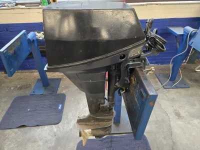 buitenboordmotor in werkplaats
