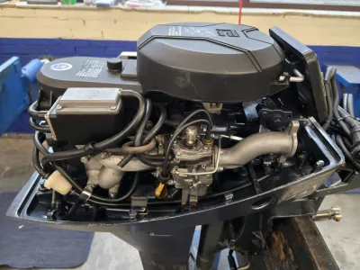 buitenboordmotor in werkplaats