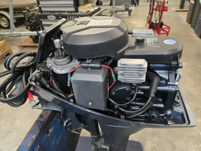 buitenboordmotor in werkplaats