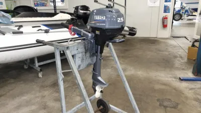 buitenboordmotor in werkplaats