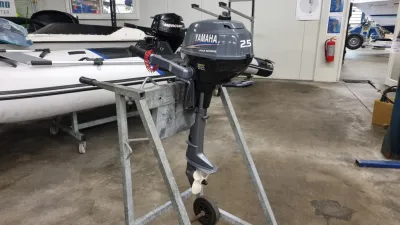 buitenboordmotor in werkplaats