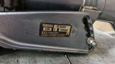 close-up van motorlabel en behuizing