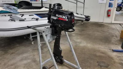 langstaart buitenboordmotor in showroom