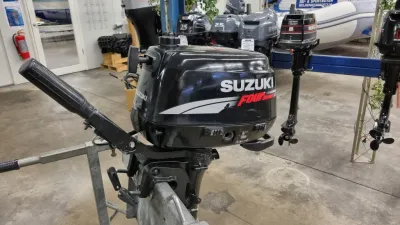 buitenboordmotor in showroom