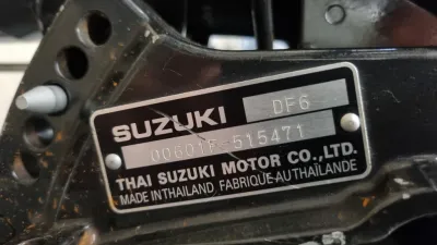 close-up van motorplaat op buitenboordmotor
