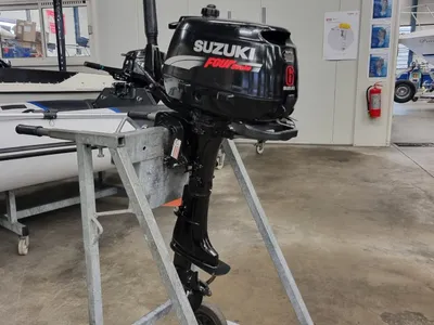 buitenboordmotor op standaard in werkplaats