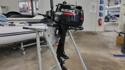 buitenboordmotor op standaard in werkplaats