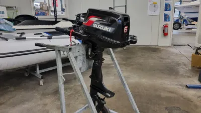 buitenboordmotor in werkplaats
