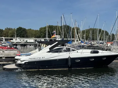 motorjacht aangemeerd in jachthaven