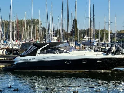 motorjacht in jachthaven op water