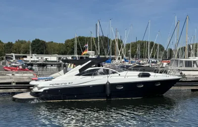 motorjacht aangemeerd in jachthaven