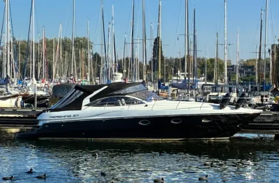 motorjacht in jachthaven op water