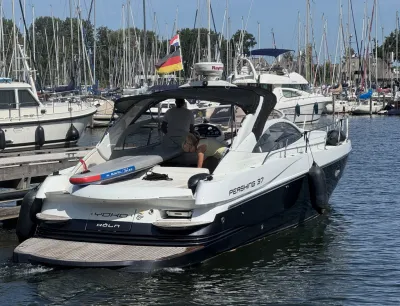 motorboot afgemeerd in jachthaven