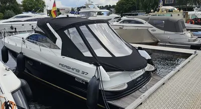 motorboot in een jachthaven