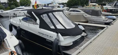 motorboot in een jachthaven