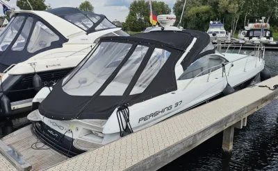 motorboot afgemeerd bij steiger