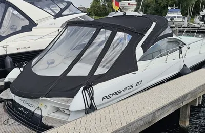 motorjacht afgemeerd aan steiger