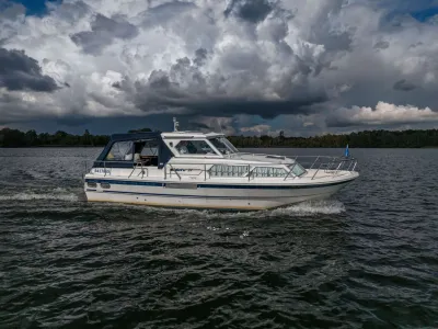 motorboot op het water onder bewolking
