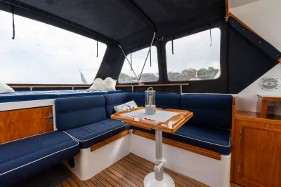 kuipinterieur met zitbank en tafel