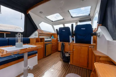 kajuitinterieur met kombuis en stuurstoelen