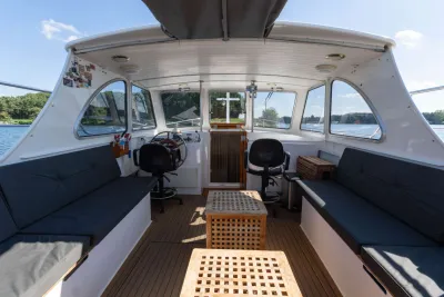 kuip en stuurhut interieur van motorjacht