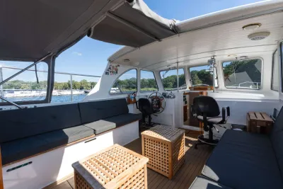 Kuip en stuurhut interieur met zitplaatsen