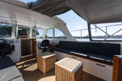 kuip en salon van motorjacht