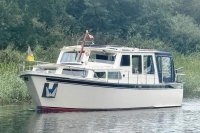 motorboot op stil water bij riet
