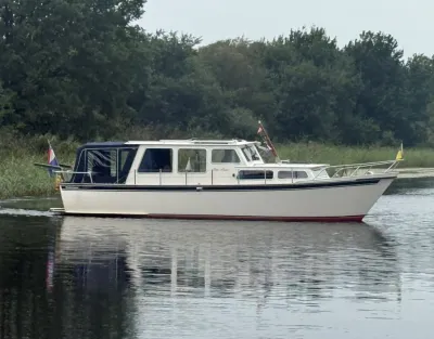 motorjacht in zijaanzicht op rustig water